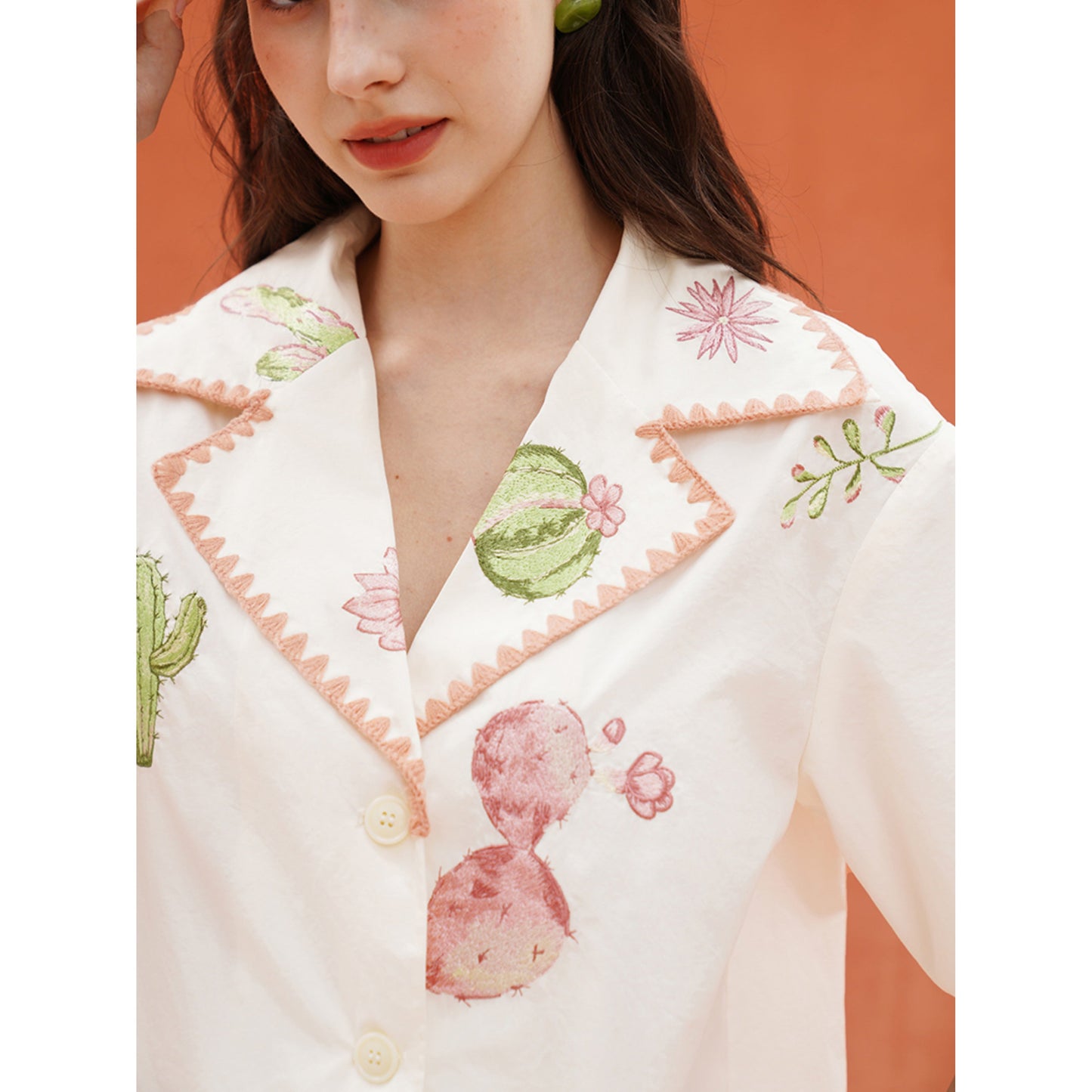 サボテンと花の刺繍レトロブラウス