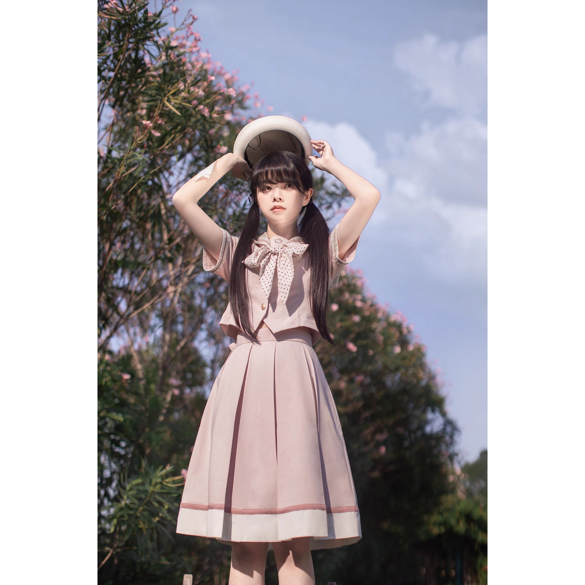 桜色のお嬢様の文学セーラーブラウスとプリーツスカート