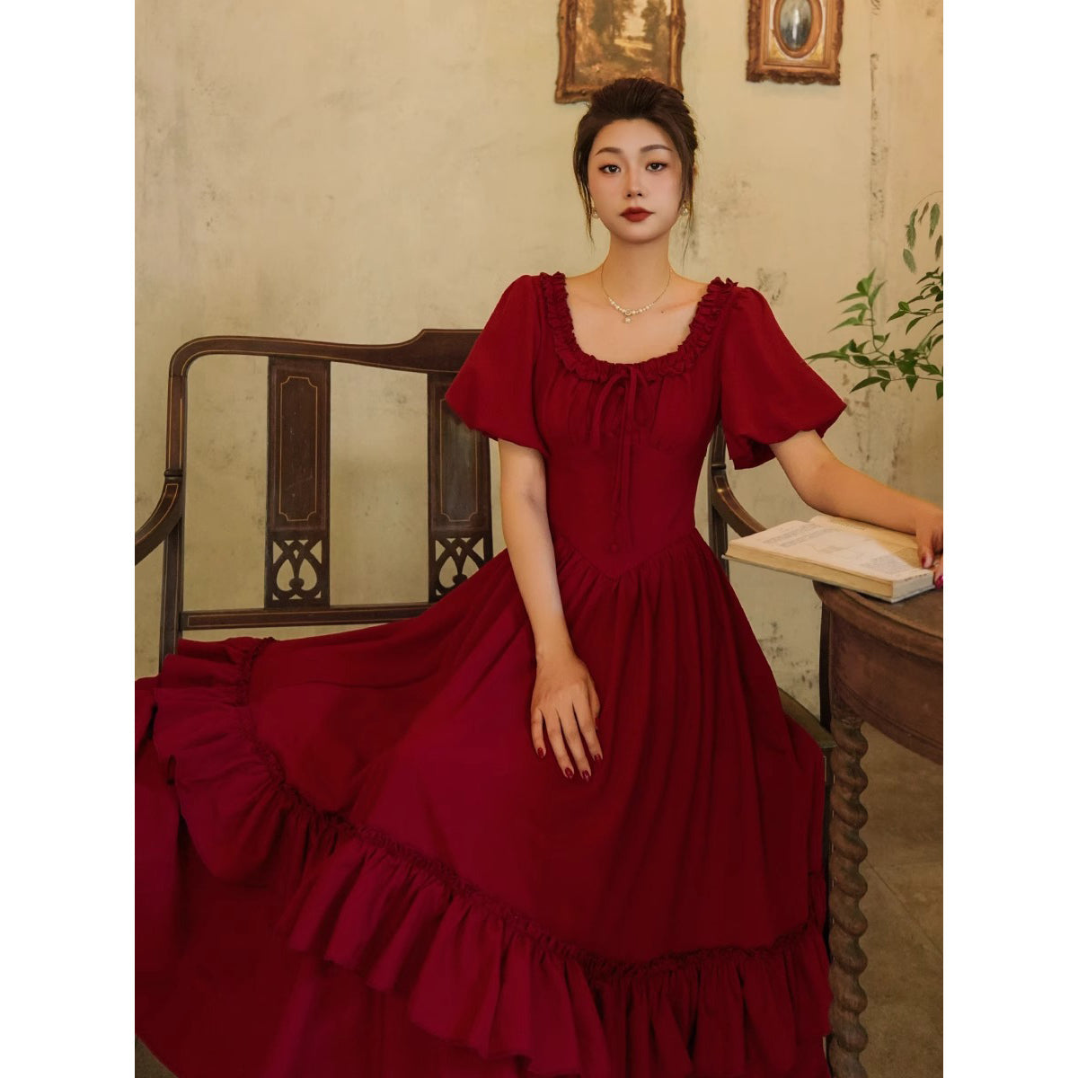 葡萄酒色の貴婦人のコルセットワンピース