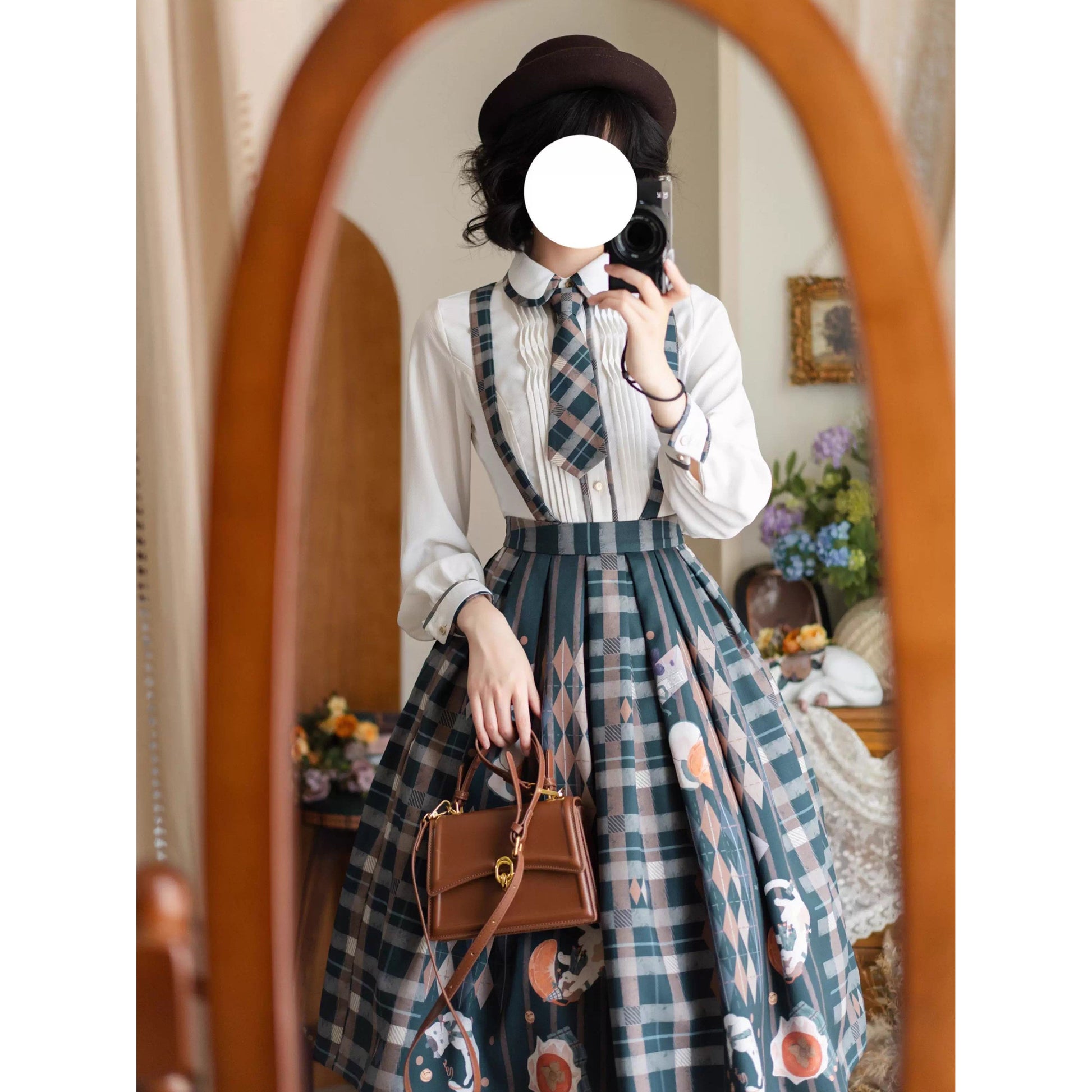 柿猫と花束の格子縞ストラップスカートとテーラードベストとプリーツブラウス