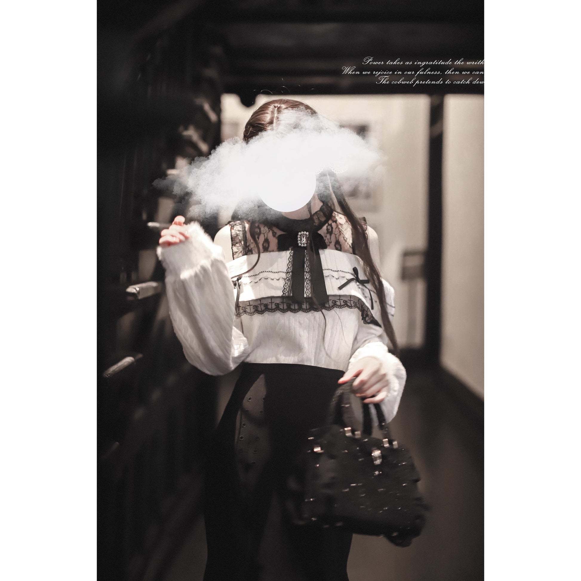 夜会の令嬢のニットトップスとマーメイドスカート