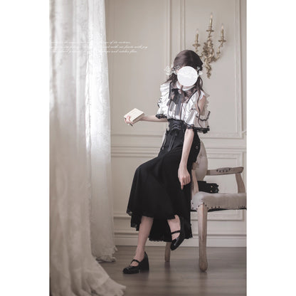 窓辺の令嬢のフリルトップスとコルセットスカート