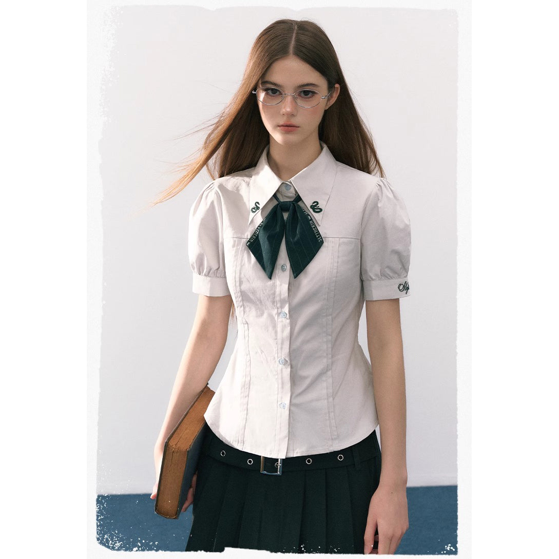 魔法学校の刺繍ジャンパースカートとブラウスとリボンタイ