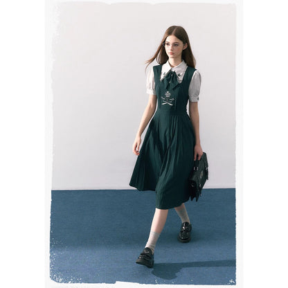 魔法学校の刺繍ジャンパースカートとブラウスとリボンタイ