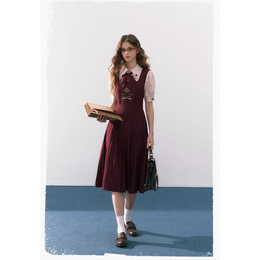 魔法学校の刺繍ジャンパースカートとブラウスとリボンタイ