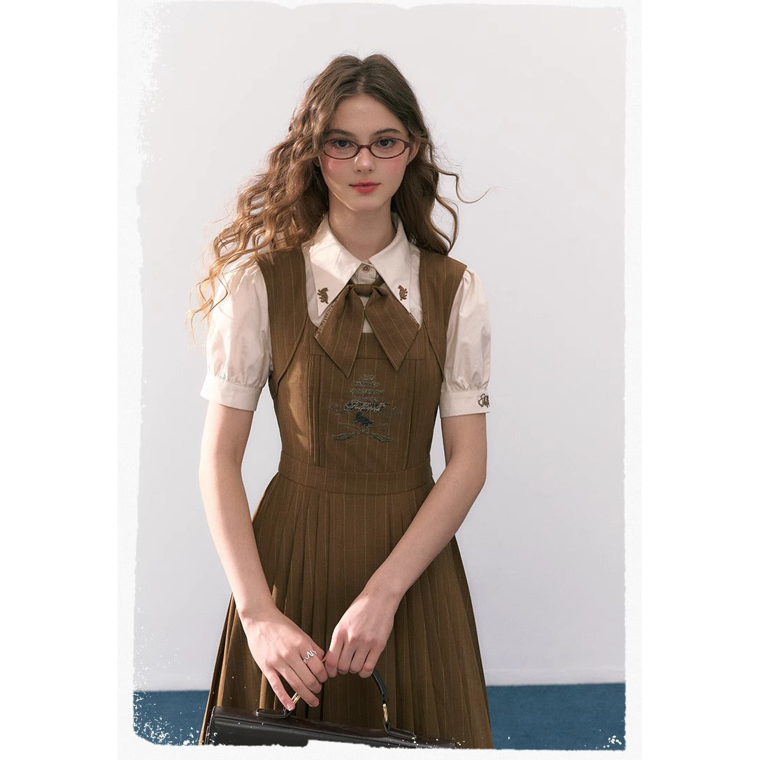 魔法学校の刺繍ジャンパースカートとブラウスとリボンタイ