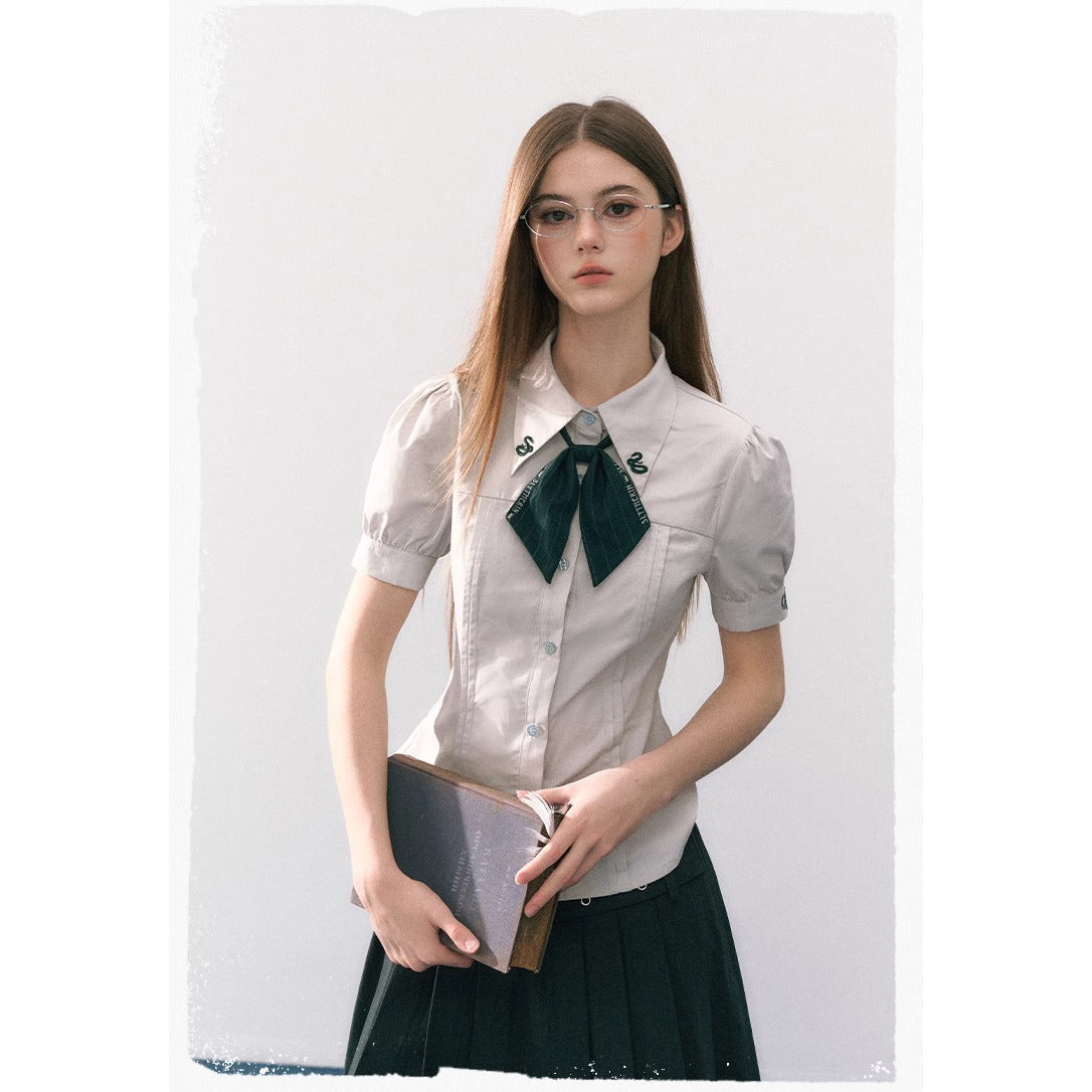 魔法学校の刺繍ジャンパースカートとブラウスとリボンタイ