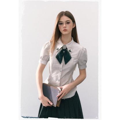 魔法学校の刺繍ジャンパースカートとブラウスとリボンタイ