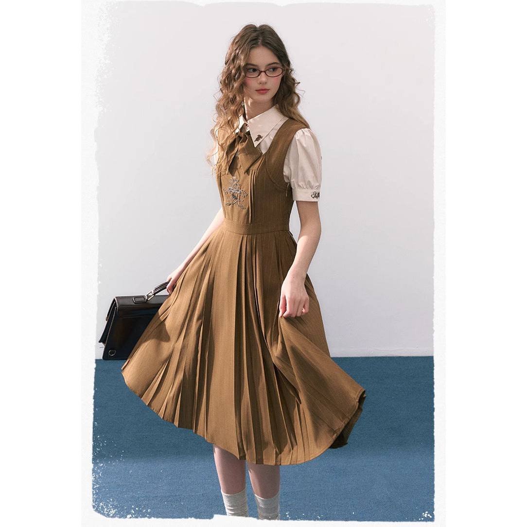 魔法学校の刺繍ジャンパースカートとブラウスとリボンタイ