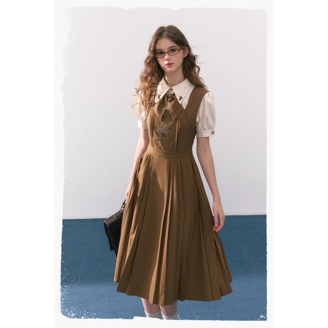 魔法学校の刺繍ジャンパースカートとブラウスとリボンタイ