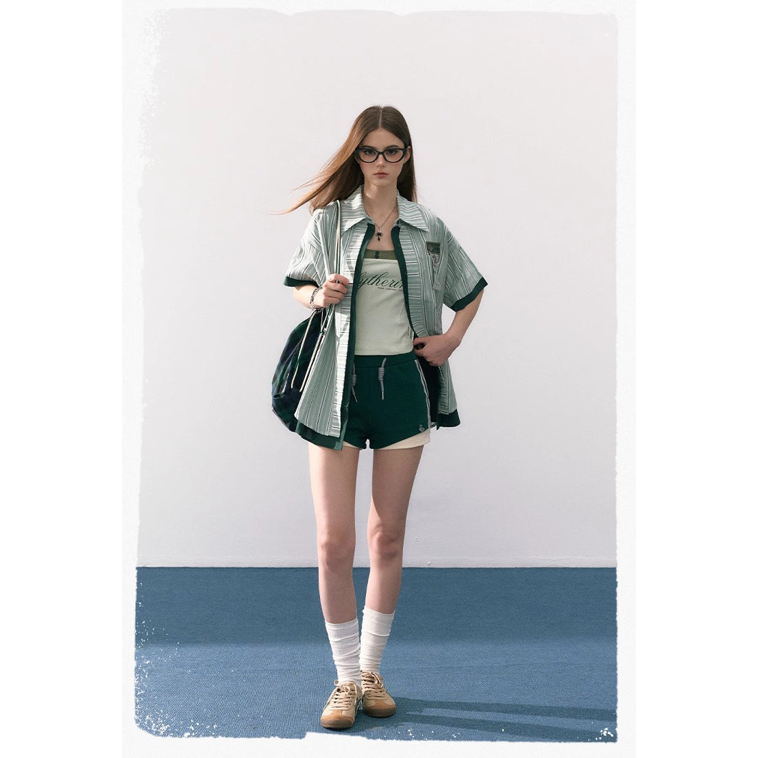 魔法学校の刺繍ストライプシャツとキャミソール