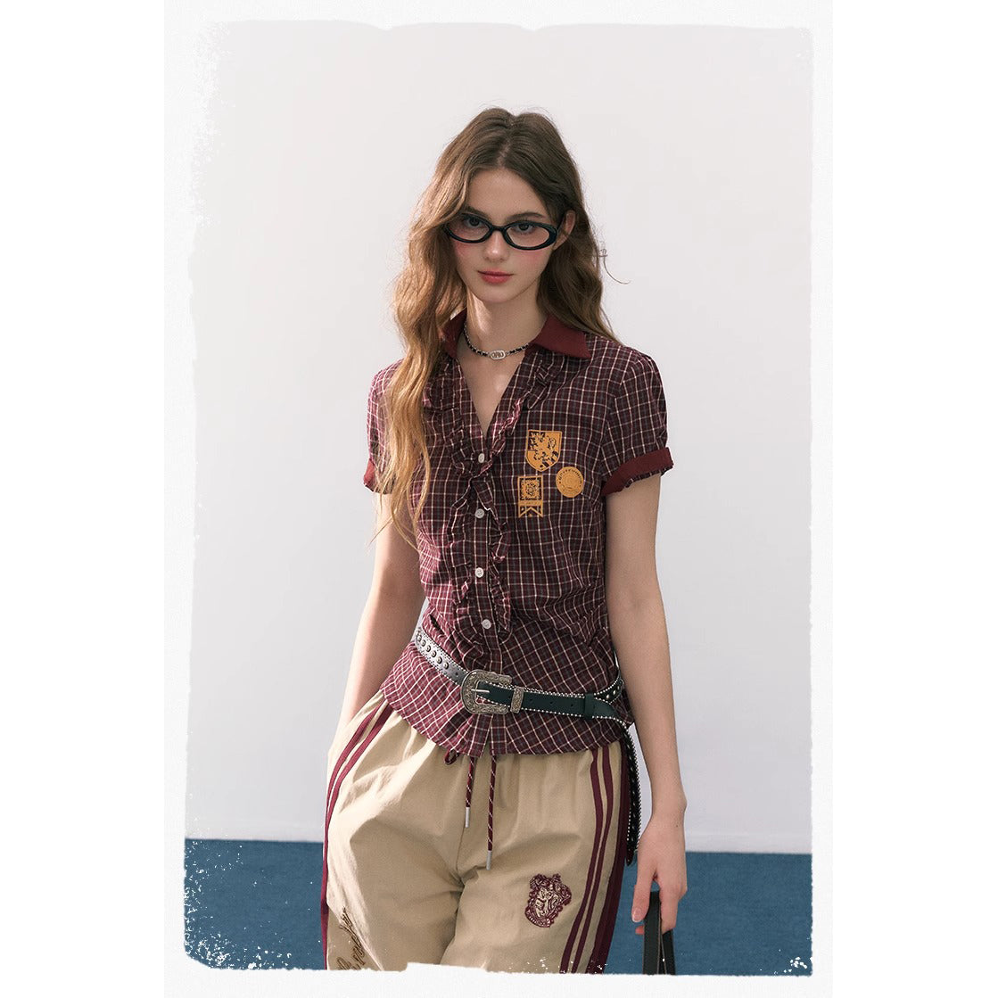 魔法学校のフリルチェックブラウス