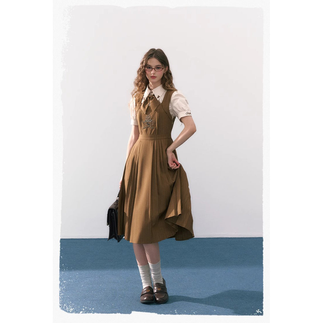 魔法学校の刺繍ジャンパースカートとブラウスとリボンタイ