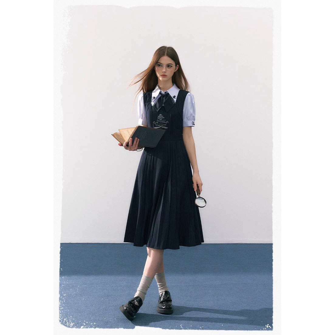 魔法学校の刺繍ジャンパースカートとブラウスとリボンタイ