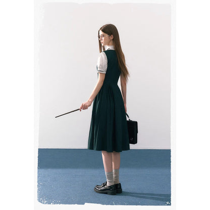 魔法学校の刺繍ジャンパースカートとブラウスとリボンタイ