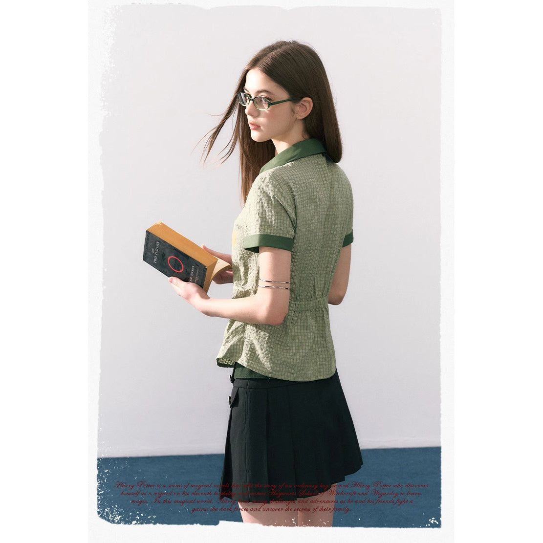 魔法学校のフリルチェックブラウス