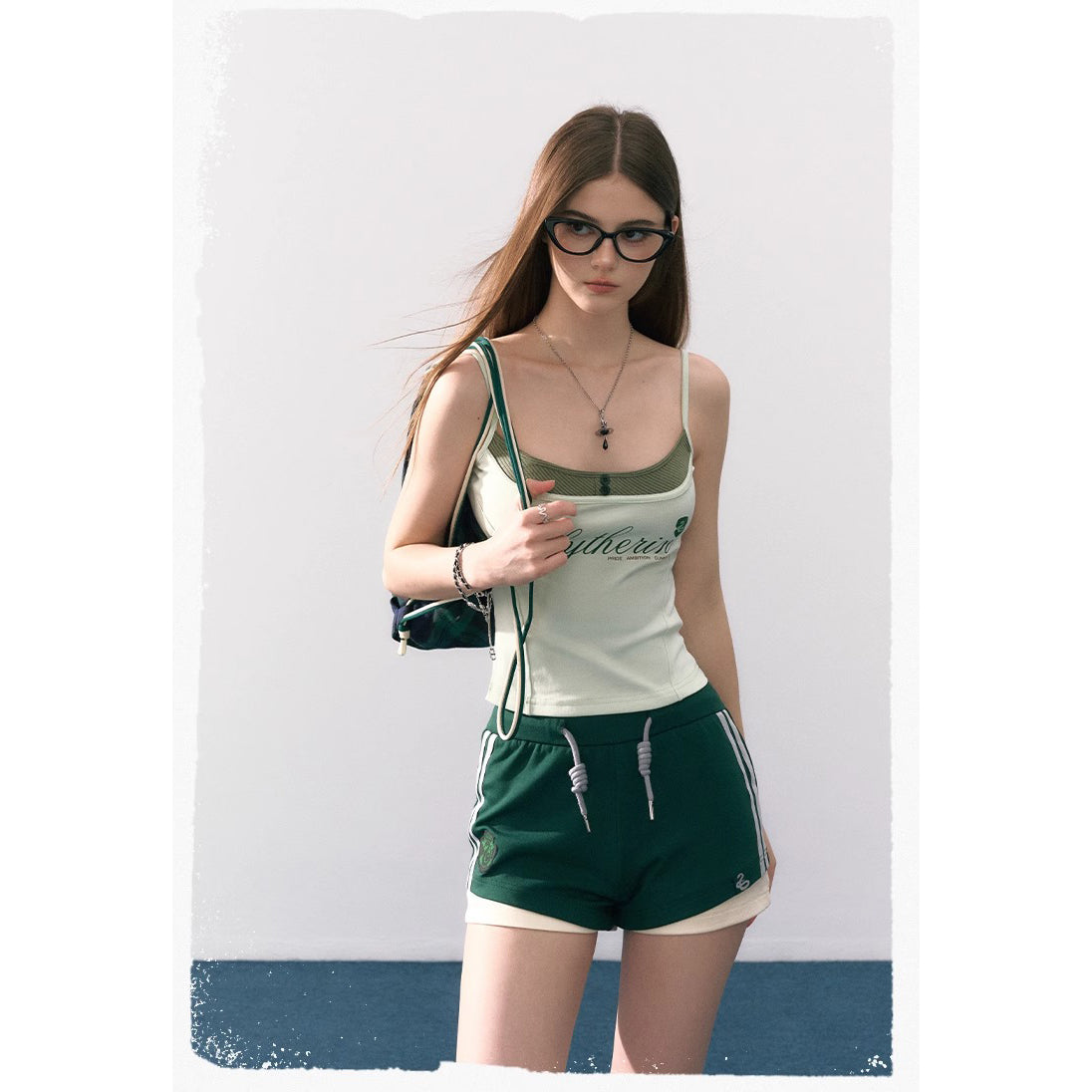 魔法学校の刺繍ストライプシャツとキャミソール