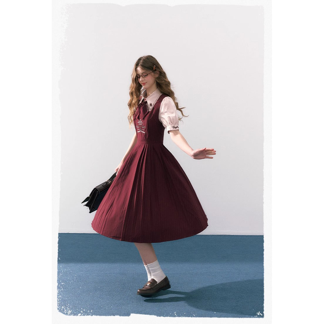 魔法学校の刺繍ジャンパースカートとブラウスとリボンタイ