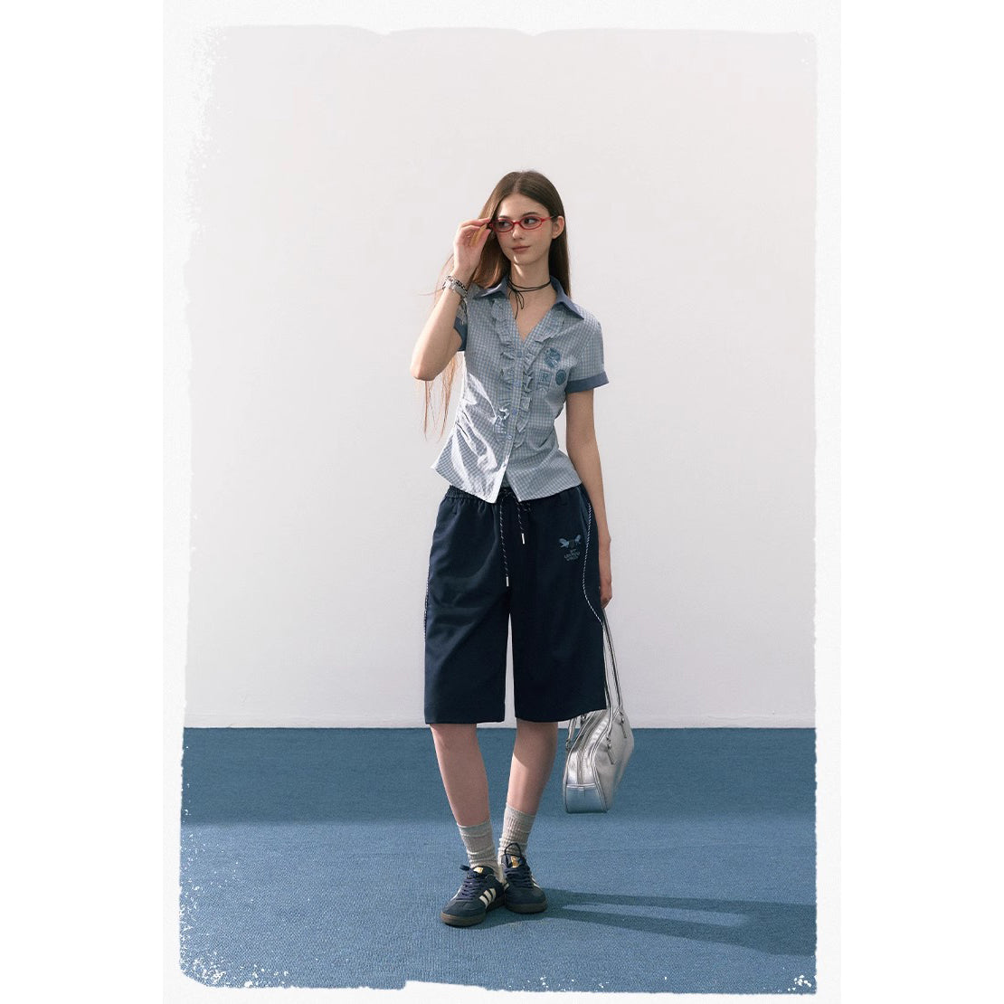 魔法学校のフリルチェックブラウス