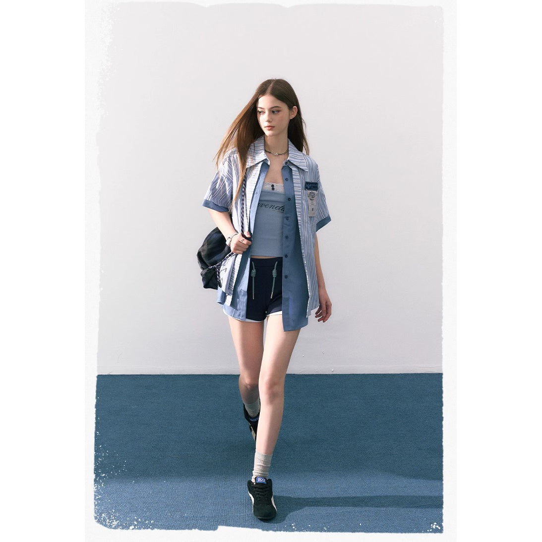 魔法学校の刺繍ストライプシャツとキャミソール