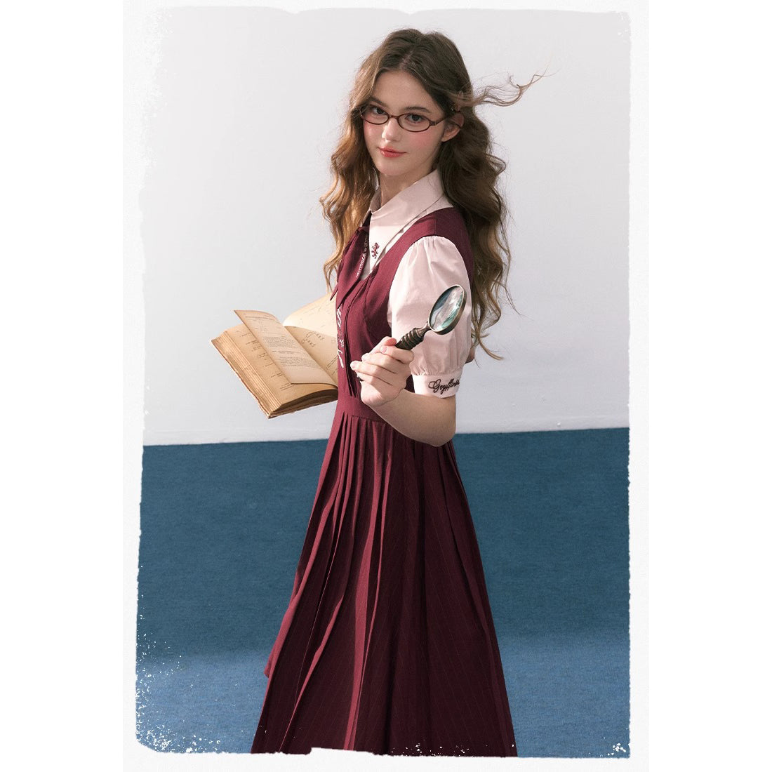 魔法学校の刺繍ジャンパースカートとブラウスとリボンタイ