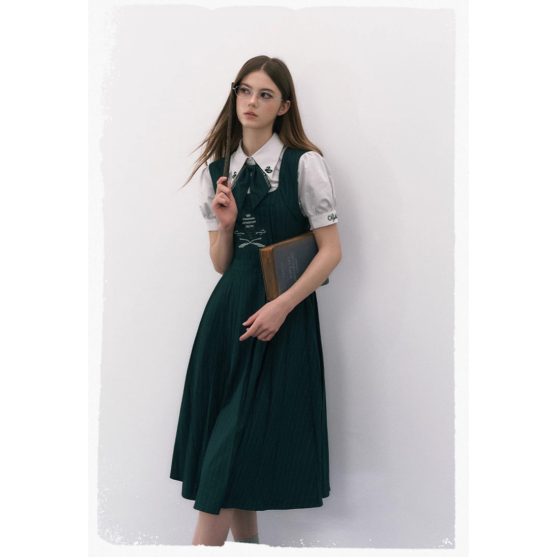 魔法学校の刺繍ジャンパースカートとブラウスとリボンタイ