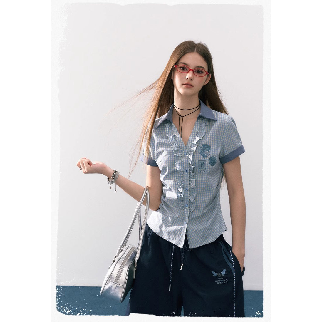 魔法学校のフリルチェックブラウス