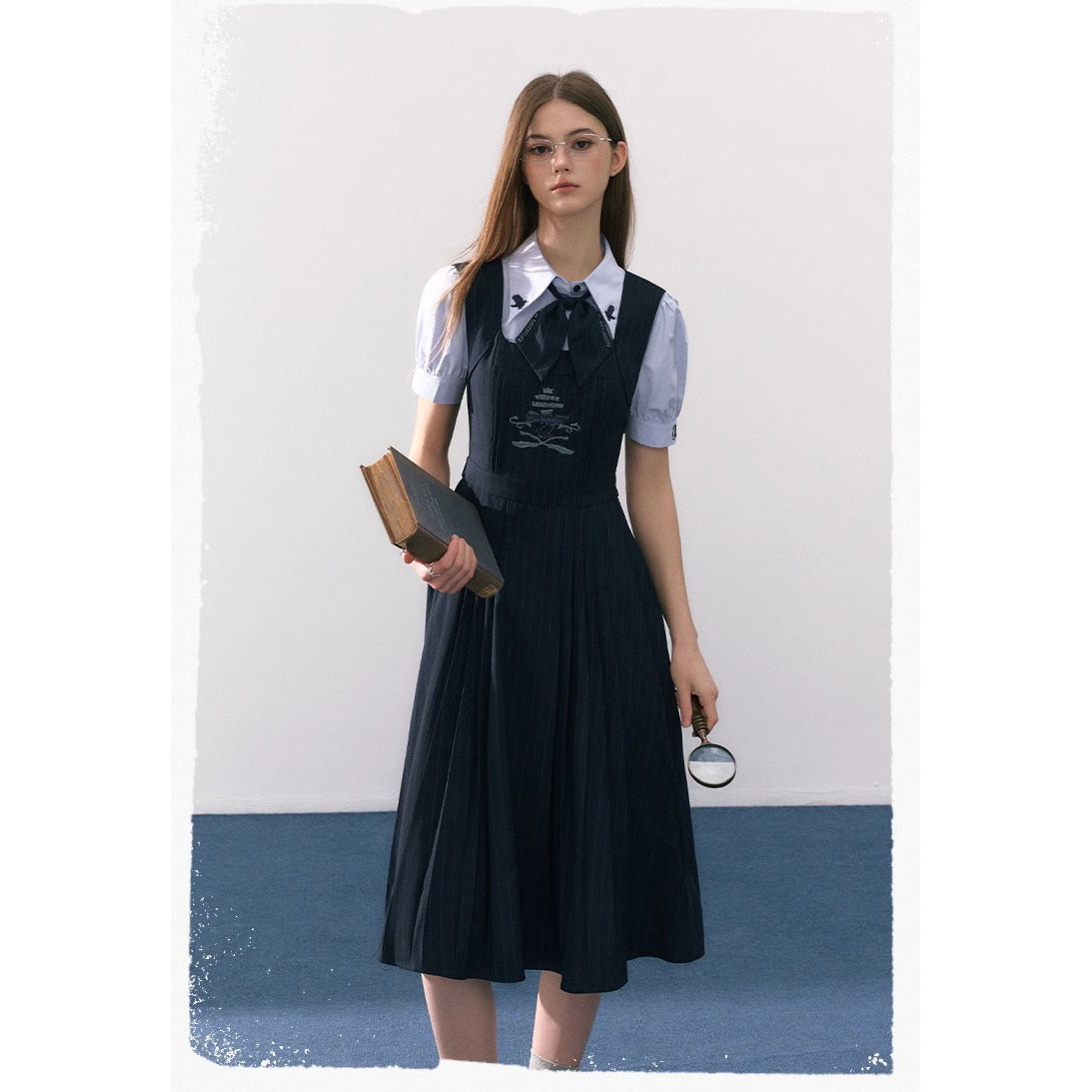 魔法学校の刺繍ジャンパースカートとブラウスとリボンタイ