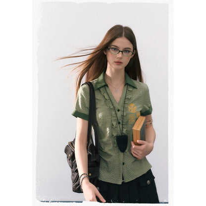 魔法学校のフリルチェックブラウス