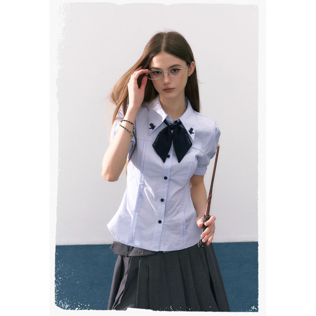 魔法学校の刺繍ジャンパースカートとブラウスとリボンタイ