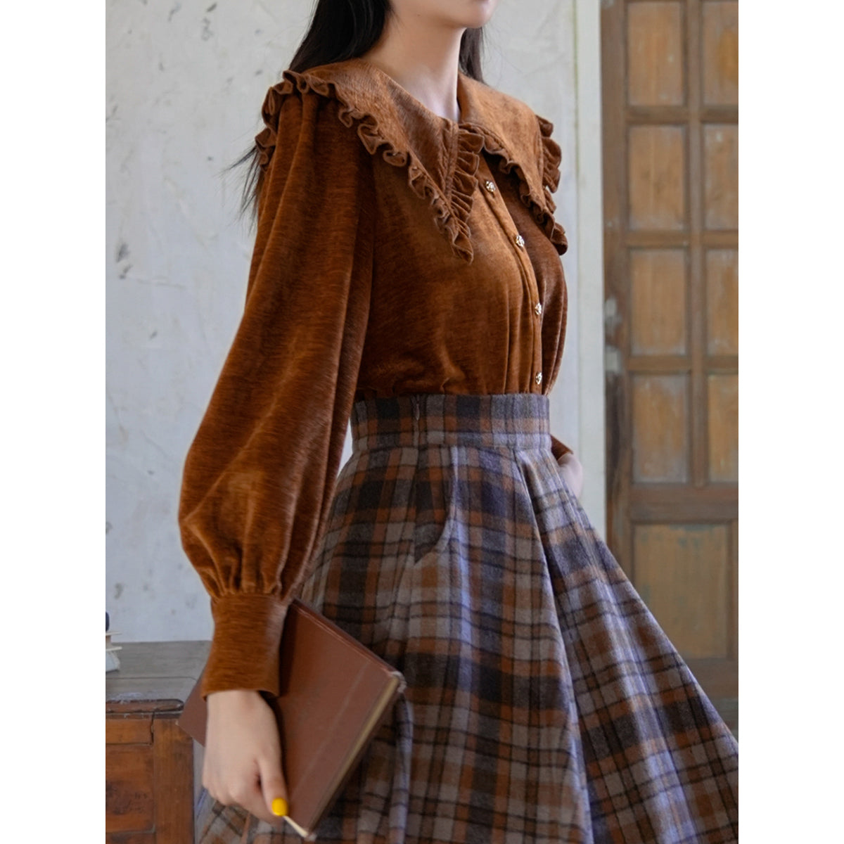 落葉の絨毯色フリルカラーブラウス