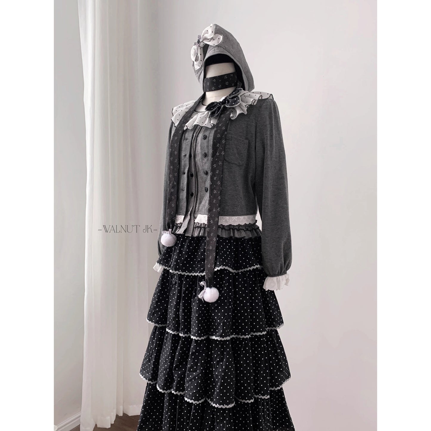 霧色のお嬢様トップスとティアードスカートとカーディガン