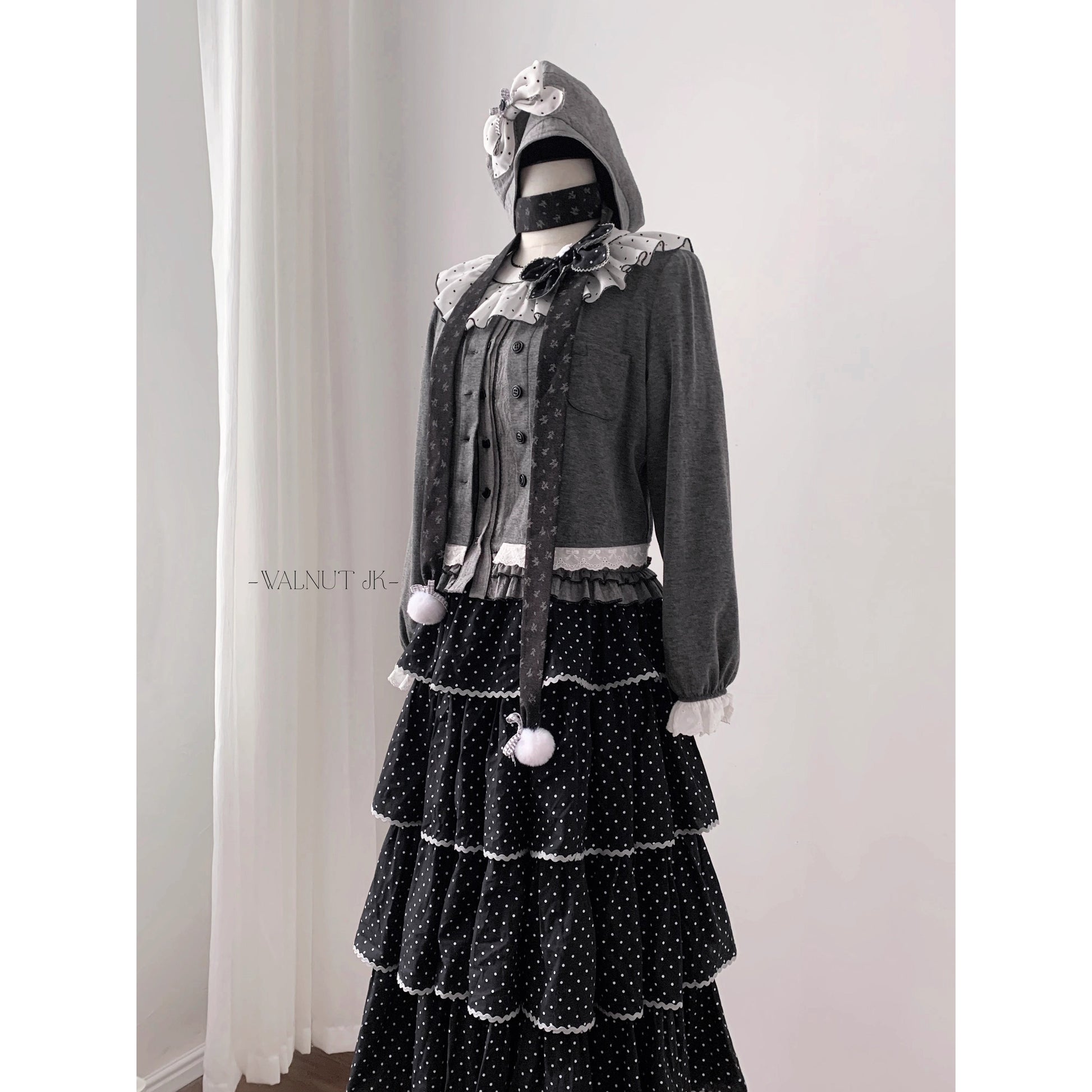 霧色のお嬢様トップスとティアードスカートとカーディガン