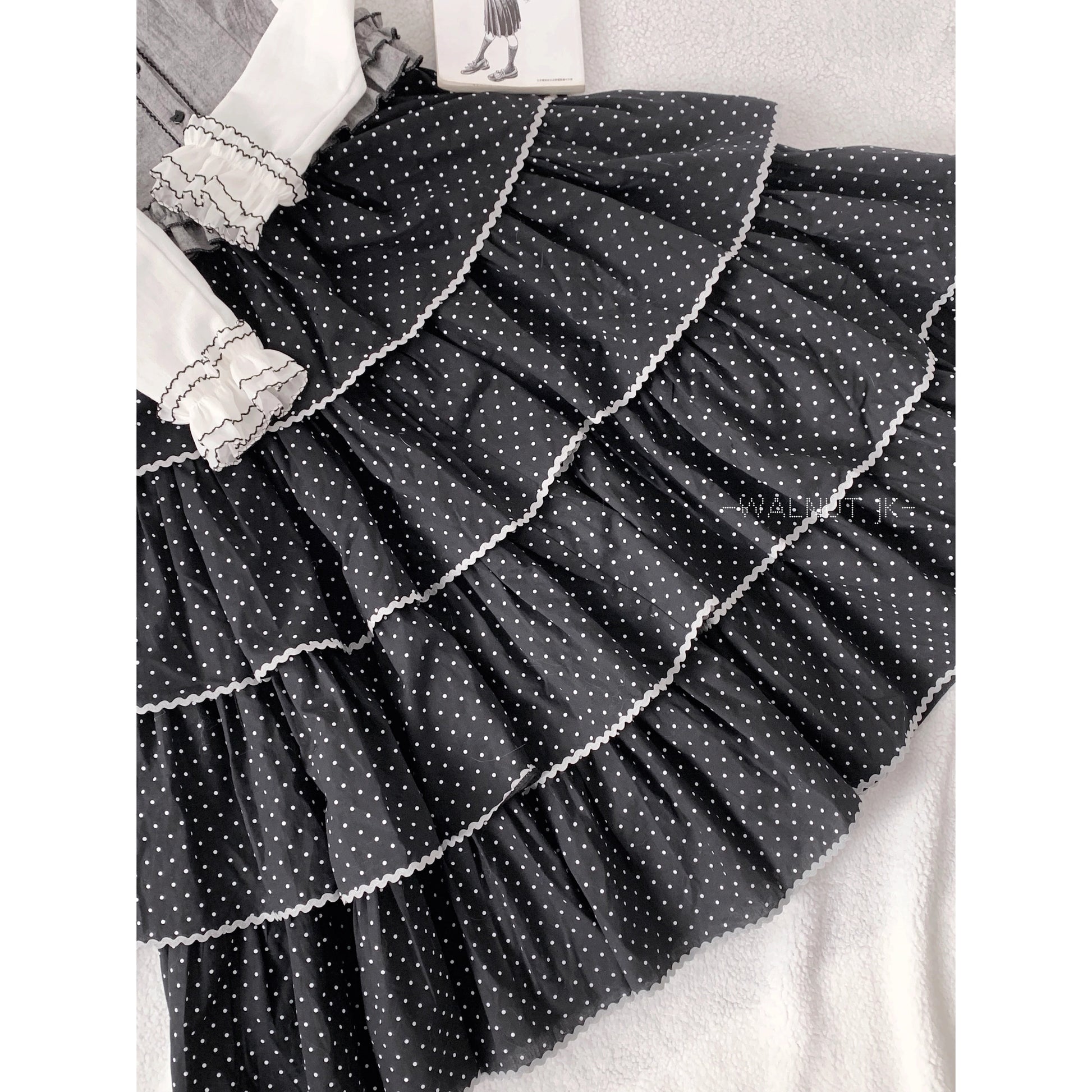 霧色のお嬢様トップスとティアードスカートとカーディガン