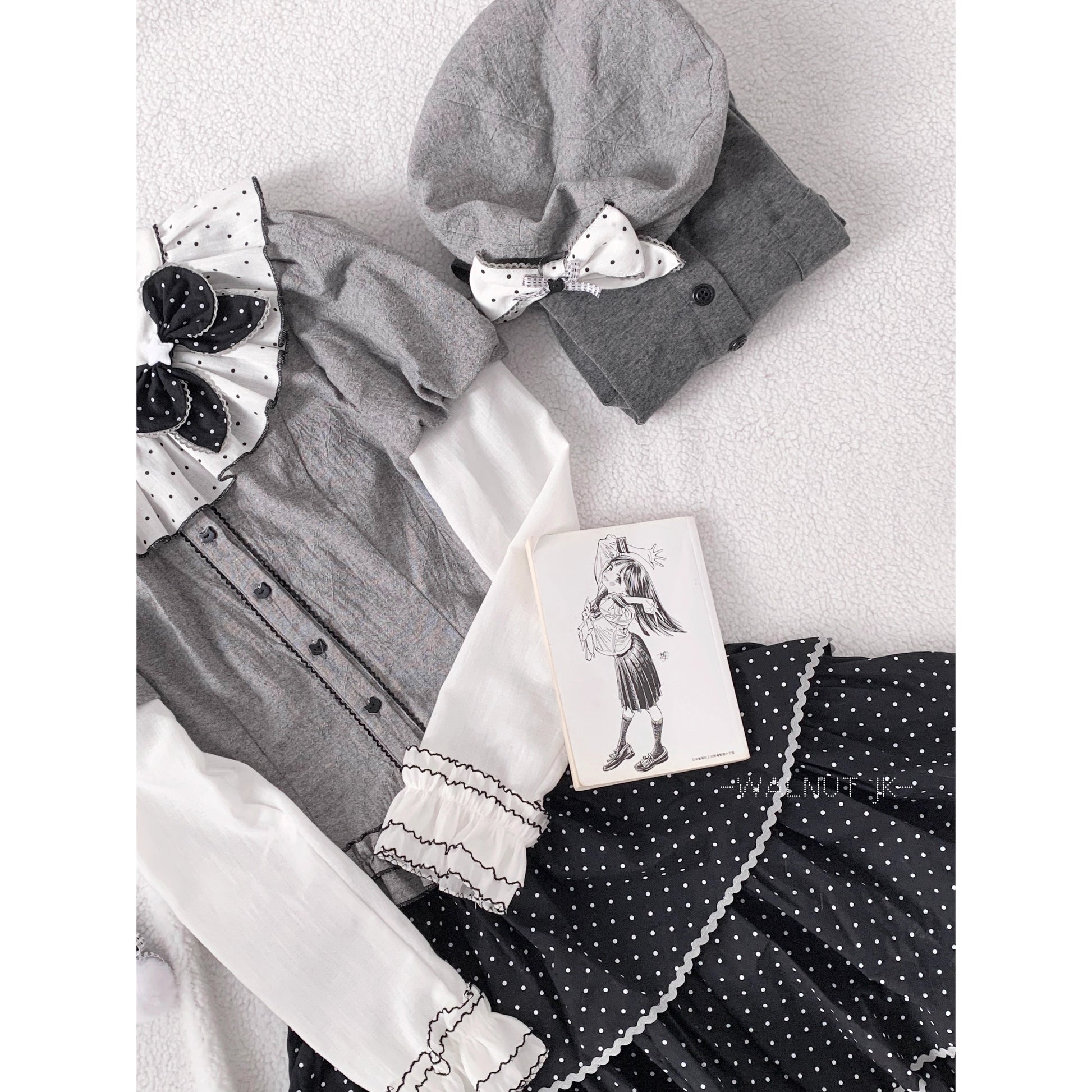 霧色のお嬢様トップスとティアードスカートとカーディガン