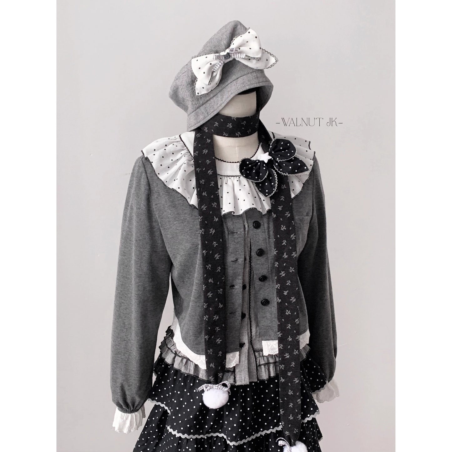 霧色のお嬢様トップスとティアードスカートとカーディガン