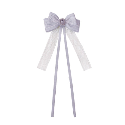 薄紫の令嬢のフリルジャンパースカートとブラウス