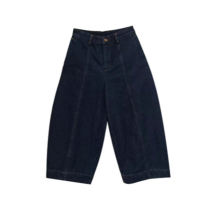 紺藍色のクロップドワイドデニムパンツ