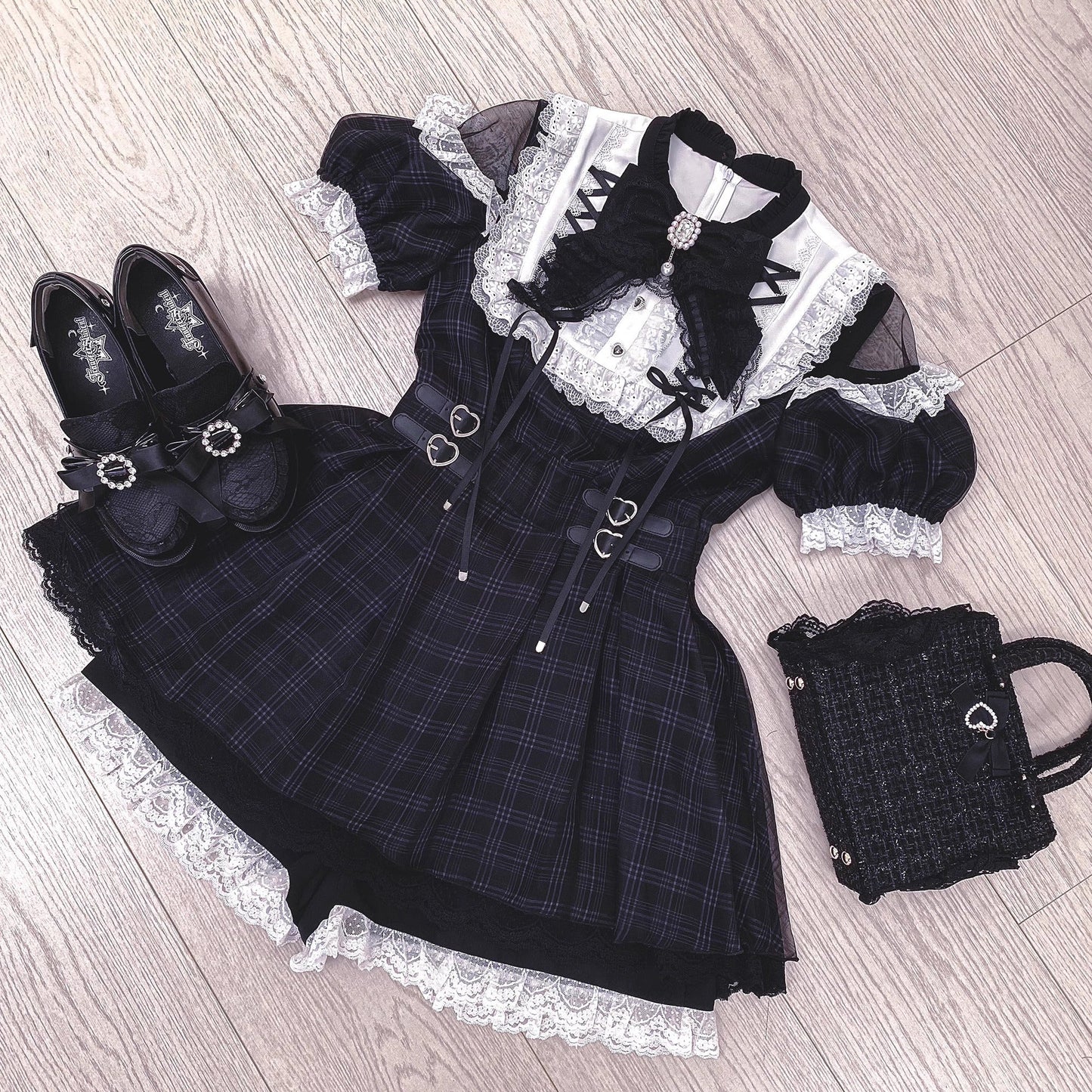 漆黒の堕天使の刺繍フリルワンピース