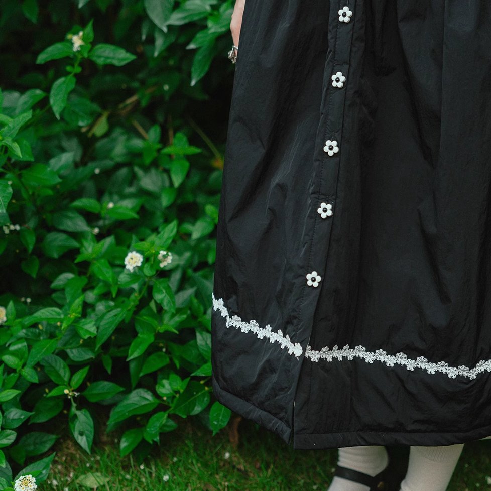 V-neck lace-breasted black belted waist cotton dress