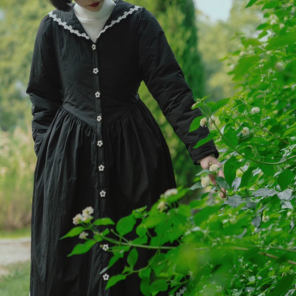 V-neck lace-breasted black belted waist cotton dress