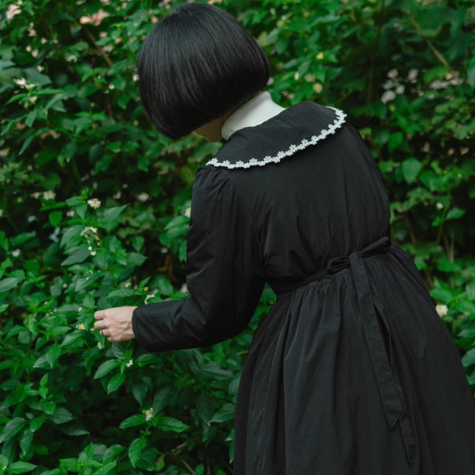 V-neck lace-breasted black belted waist cotton dress
