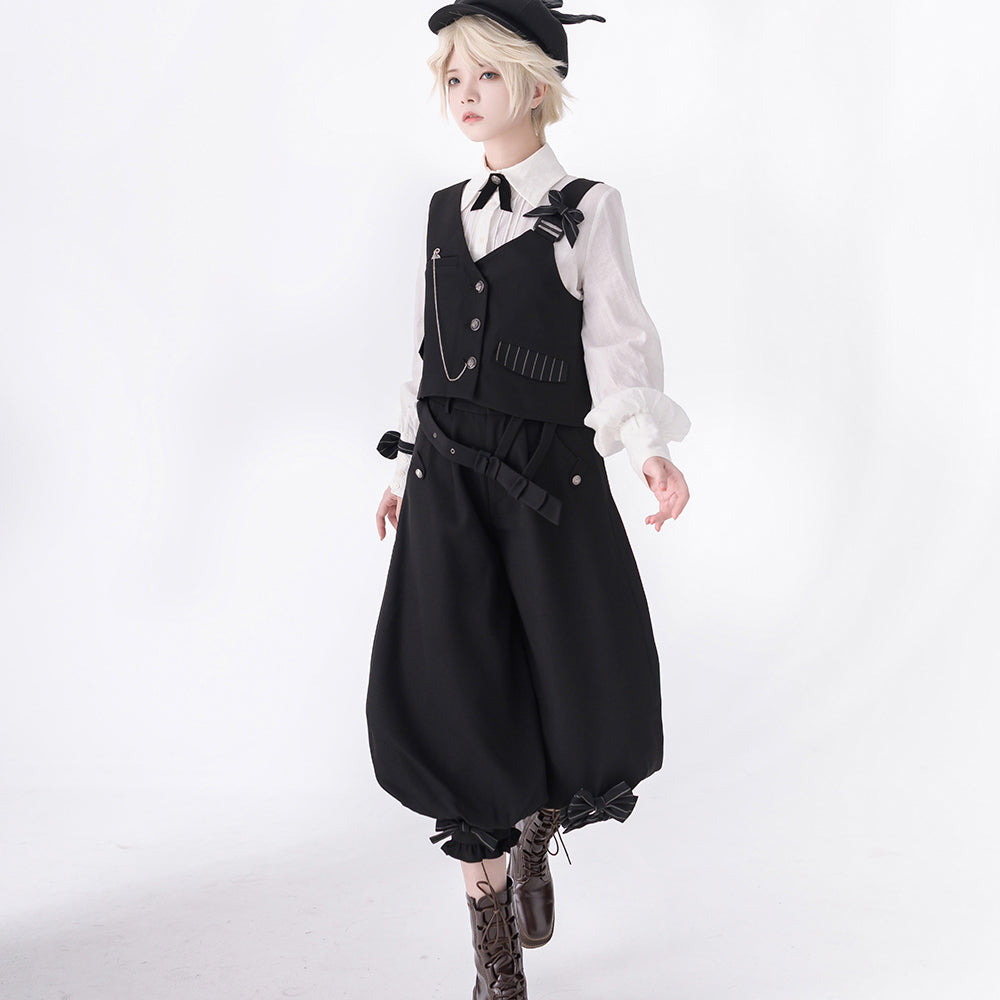 黒の執事のリボンベストとクロップドパンツとプリーツブラウス