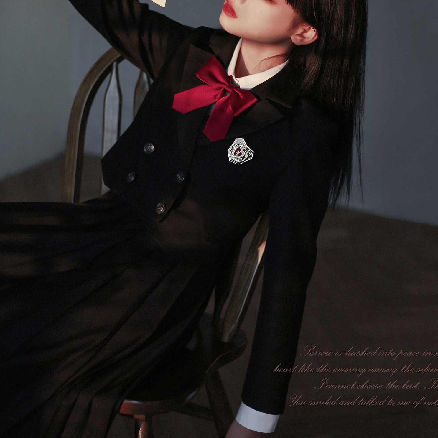 漆黒の文学少女クラシカルジャンパースカートとショートジャケットとブラウス