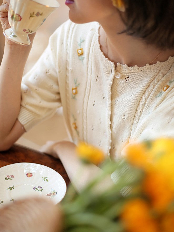 象牙色の花刺繍ニットカーディガン