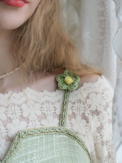 薄緑の格子縞ストラップワンピースと花びら刺繍カットソー