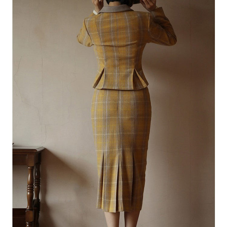 灰黄色の格子縞レトロジャケットとタイトスカートとフレアスカート