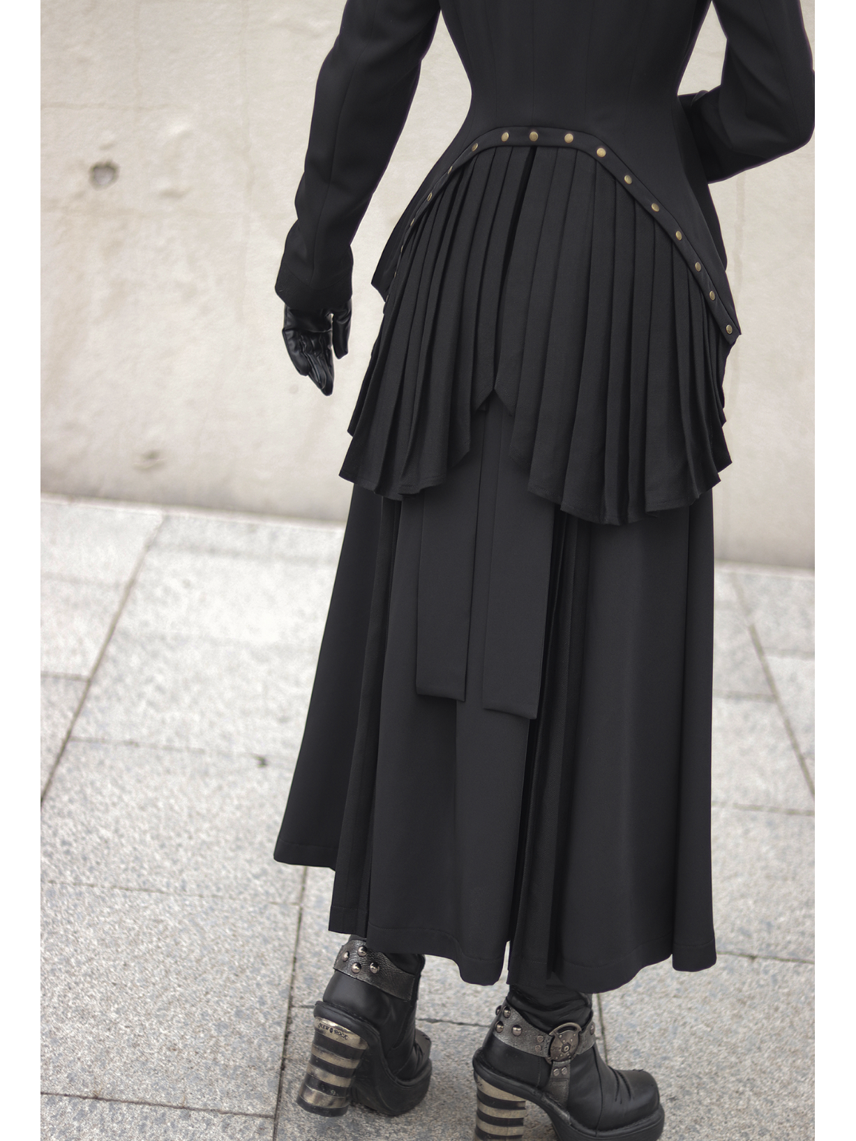 黒の貴婦人のスワローテールドコートとロングスカート