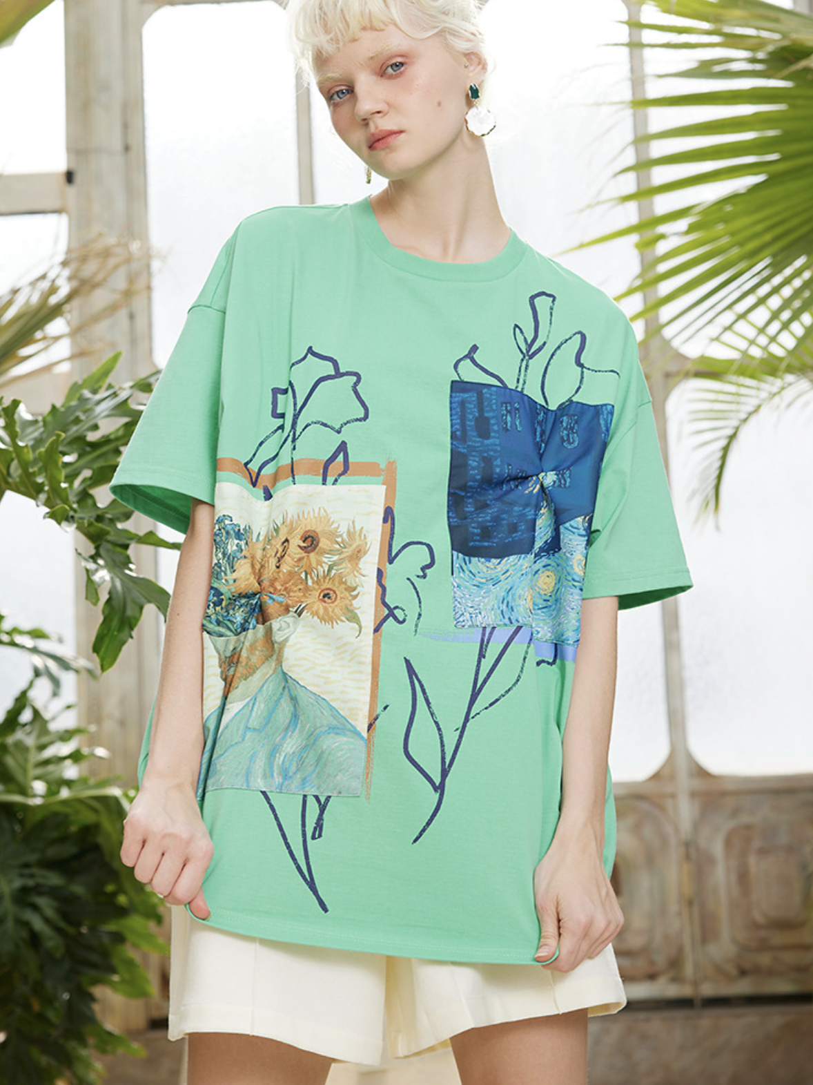 花瓶の向日葵とアイリスのTシャツ