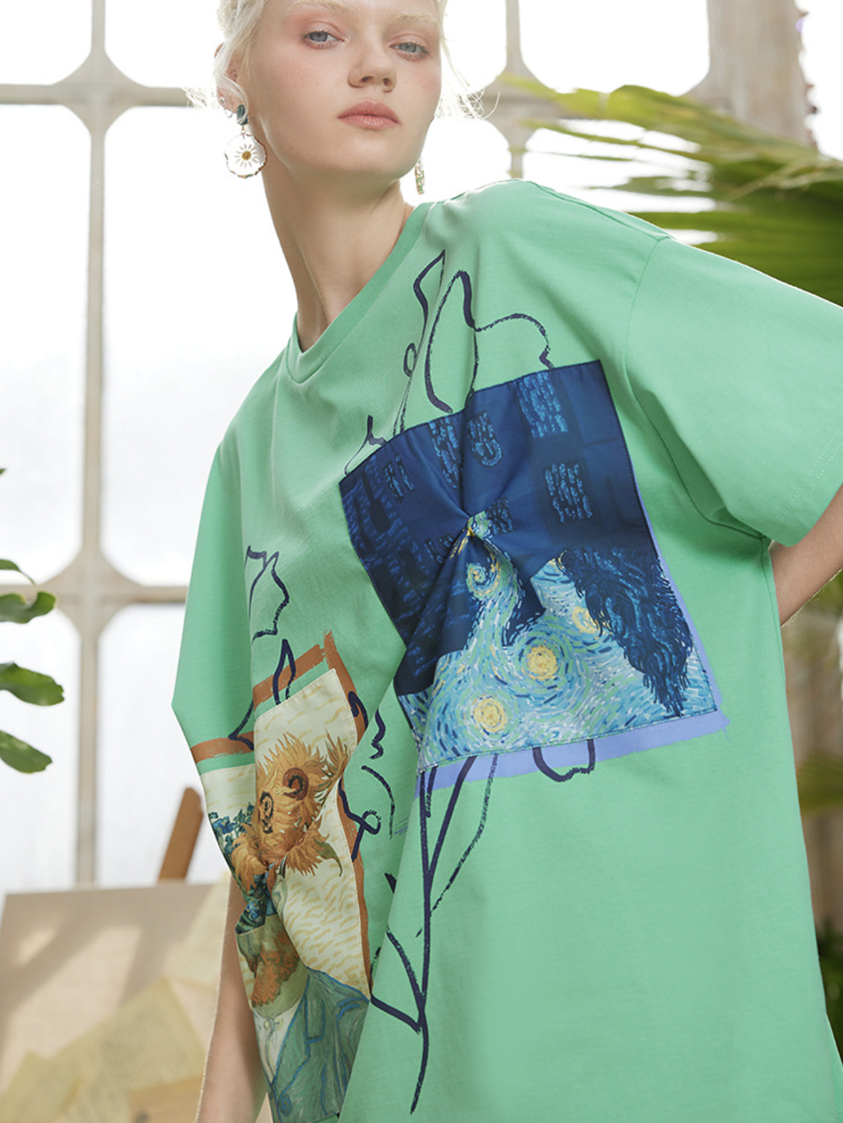 花瓶の向日葵とアイリスのTシャツ